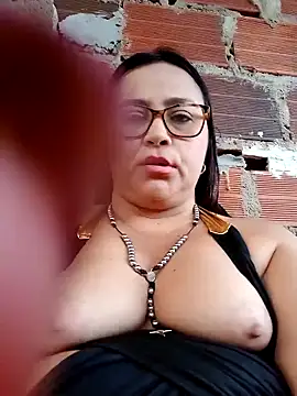 Snapshot of promiscuous-indecent-momm chatting on 10.02.25 promiscuous-indecent-momm online show from 10.02.25