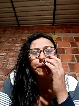 Snapshot of promiscuous-indecent-momm chatting on 11.20.25 promiscuous-indecent-momm online show from 11.20.25