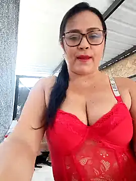 Snapshot of promiscuous-indecent-momm chatting on 11.23.25 promiscuous-indecent-momm online show from 11.23.25