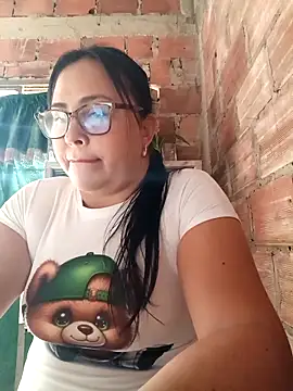 Snapshot of promiscuous-indecent-momm chatting on 12.13.25 promiscuous-indecent-momm online show from 12.13.25