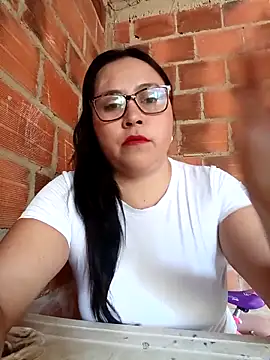 Snapshot of promiscuous-indecent-momm chatting on 12.15.25 promiscuous-indecent-momm online show from 12.15.25