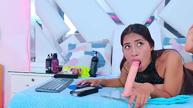 Snapshot of YesyHills chatting on 03.22.25 YesyHills online show from 03.22.25