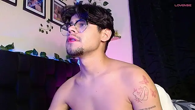 Snapshot of isaac-saenz chatting on 02.18.25 isaac-saenz online show from 02.18.25
