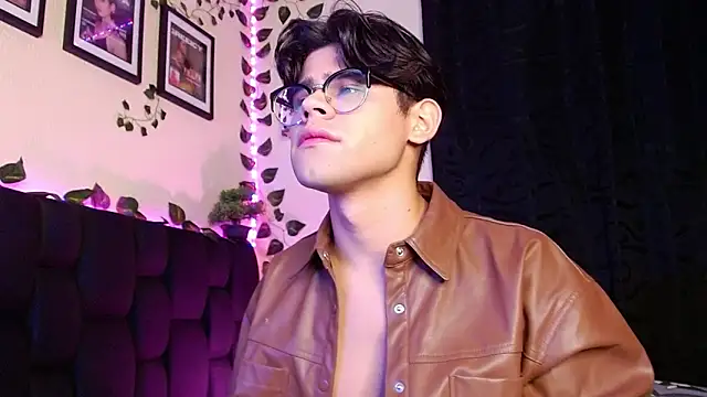 Snapshot of isaac-saenz chatting on 02.19.25 isaac-saenz online show from 02.19.25