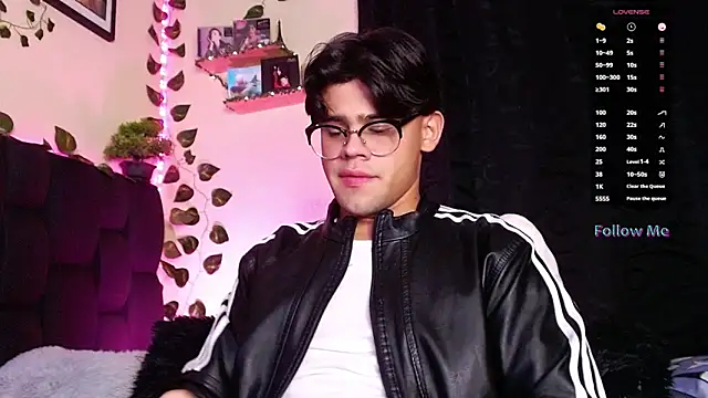 Snapshot of isaac-saenz chatting on 02.22.25 isaac-saenz online show from 02.22.25
