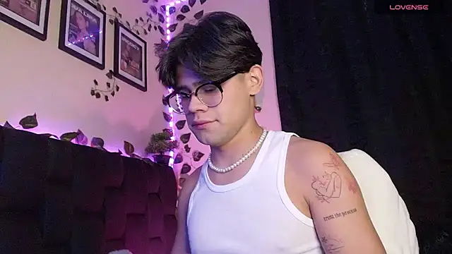 Snapshot of isaac-saenz chatting on 02.25.25 isaac-saenz online show from 02.25.25