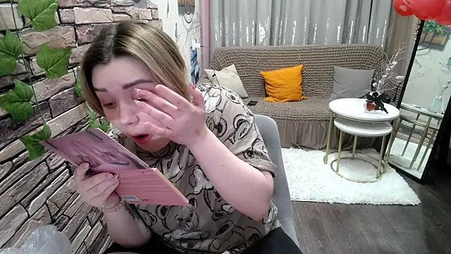 Snapshot of Finna_39 chatting on 02.21.25 Finna 39 online show from 02.21.25