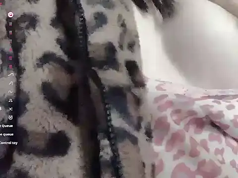 Snapshot of a-lian chatting on 03.08.25 a-lian online show from 03.08.25