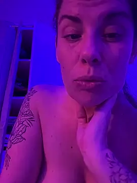 Snapshot of Lar0uch chatting on 02.22.25 Lar0uch online show from 02.22.25