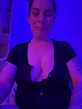 Snapshot of Lar0uch chatting on 02.24.25 Lar0uch online show from 02.24.25