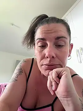 Snapshot of Lar0uch chatting on 03.20.25 Lar0uch online show from 03.20.25