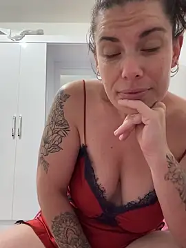 Snapshot of Lar0uch chatting on 03.21.25 Lar0uch online show from 03.21.25