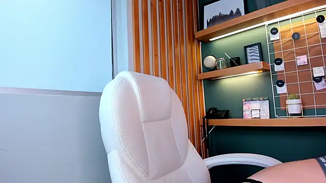 Bella walker  online show from 10.16.25