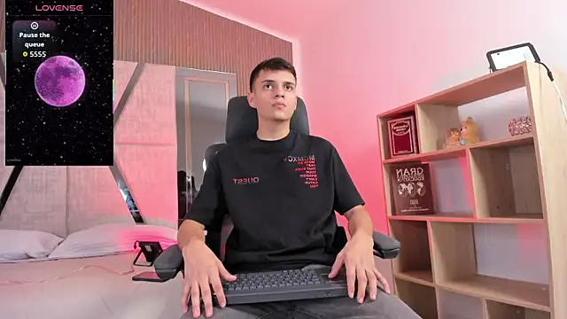 JacobRoberts1 online show from 12.04.25