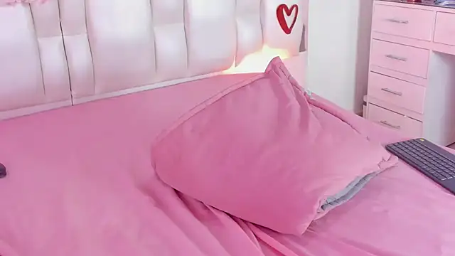 Snapshot of KathaDias chatting on 09.19.25 KathaDias online show from 09.19.25