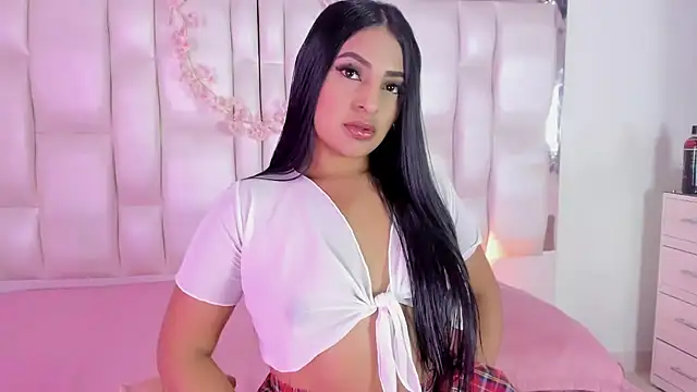 Snapshot of KathaDias chatting on 10.21.25 KathaDias online show from 10.21.25