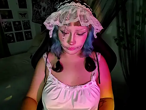 Snapshot of blue_katt chatting on 10.18.25 blue katt online show from 10.18.25