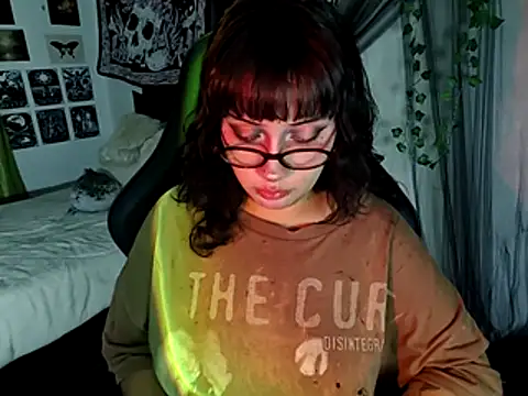 Snapshot of blue_katt chatting on 12.04.25 blue katt online show from 12.04.25