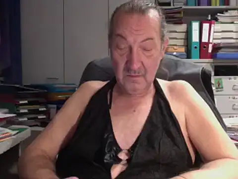 Snapshot of HMStraps01 chatting on 02.12.25 HMStraps01 online show from 02.12.25