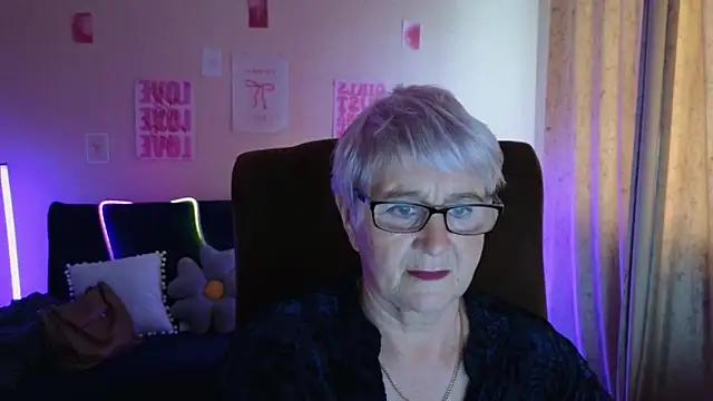 Snapshot of Sandra_Snowflake chatting on 05.11.26 Sandra Snowflake online show from 05.11.26