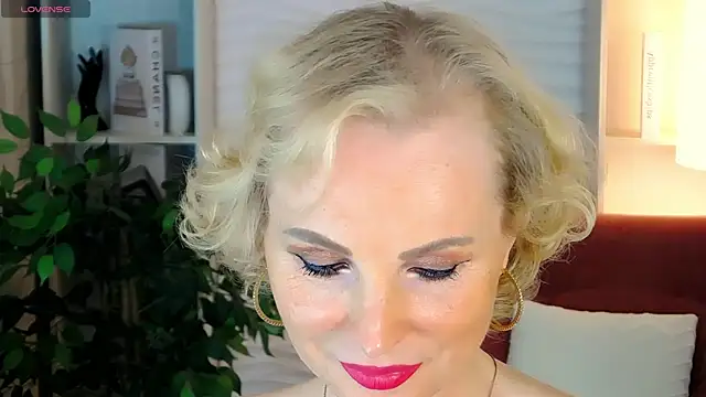 Snapshot of Sandra_Kind chatting on 09.14.25 Sandra Kind online show from 09.14.25