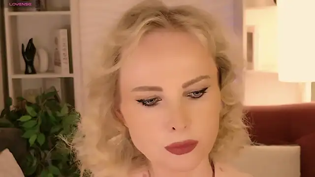 Snapshot of Sandra_Kind chatting on 07.18.26 Sandra Kind online show from 07.18.26
