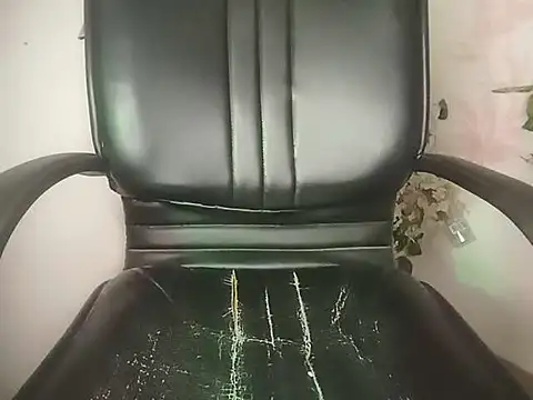 Snapshot of GOLDEN-BEAUTY chatting on 03.22.25 GOLDEN-BEAUTY online show from 03.22.25