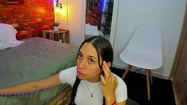 Snapshot of TANIA_06 chatting on 02.24.25 TANIA 06 online show from 02.24.25