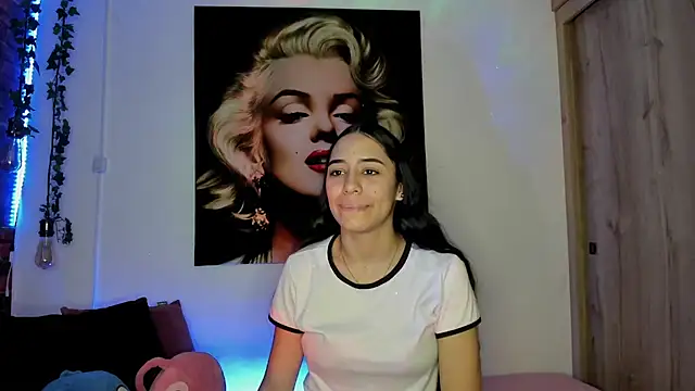 Snapshot of TANIA_06 chatting on 10.15.25 TANIA 06 online show from 10.15.25