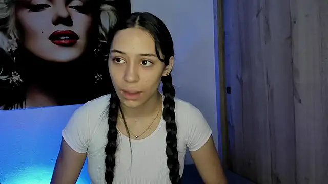 Snapshot of TANIA_06 chatting on 10.23.25 TANIA 06 online show from 10.23.25