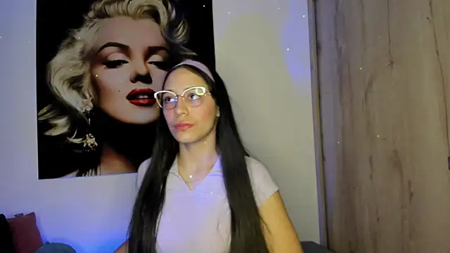 Snapshot of TANIA_06 chatting on 10.30.25 TANIA 06 online show from 10.30.25