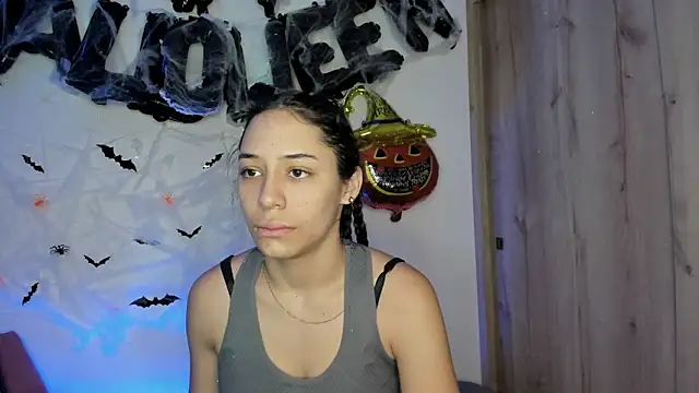 Snapshot of TANIA_06 chatting on 10.31.25 TANIA 06 online show from 10.31.25