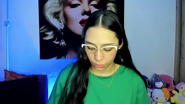 Snapshot of TANIA_06 chatting on 11.21.25 TANIA 06 online show from 11.21.25