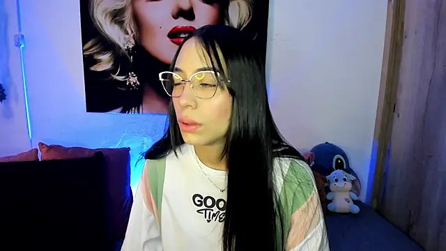 Snapshot of TANIA_06 chatting on 11.23.25 TANIA 06 online show from 11.23.25