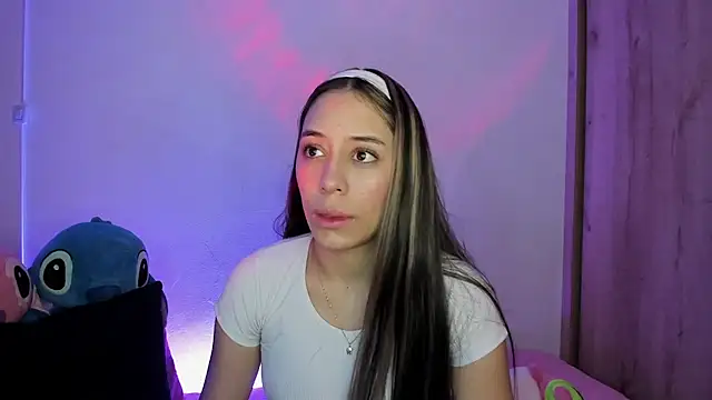 Snapshot of TANIA_06 chatting on 12.14.25 TANIA 06 online show from 12.14.25