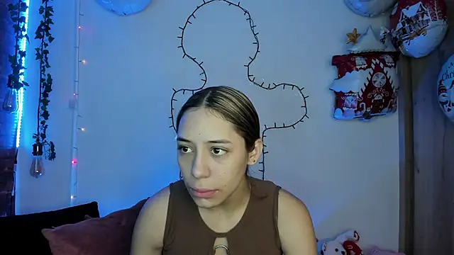 Snapshot of TANIA_06 chatting on 12.15.25 TANIA 06 online show from 12.15.25