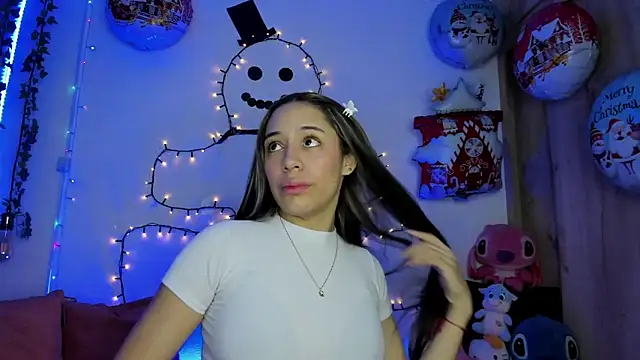 Snapshot of TANIA_06 chatting on 12.17.25 TANIA 06 online show from 12.17.25