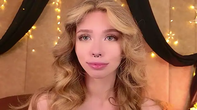 Snapshot of Sierra_Fane chatting on 05.31.26 Sierra Fane online show from 05.31.26