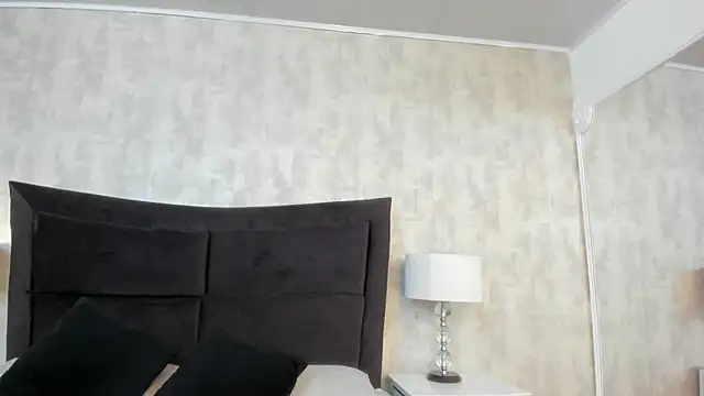 NahomyCarther online show from 10.10.25