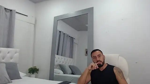 Snapshot of sebastian_colle chatting on 02.20.25 sebastian colle online show from 02.20.25