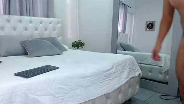 Snapshot of sebastian_colle chatting on 02.24.25 sebastian colle online show from 02.24.25