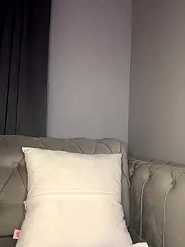 laraaaaaa online show from 10.27.25