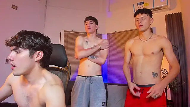 Snapshot of Fun_BoysW chatting on 03.11.25 Fun BoysW online show from 03.11.25