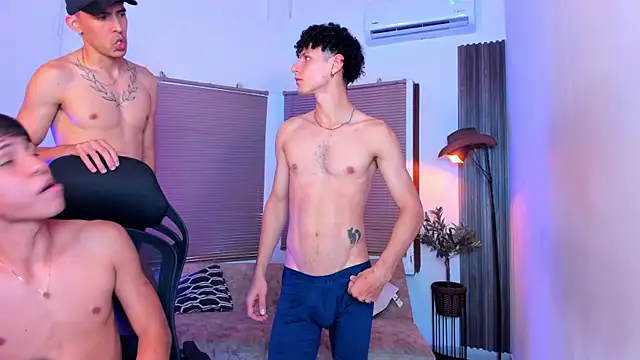 Snapshot of Fun_BoysW chatting on 10.01.25 Fun BoysW online show from 10.01.25