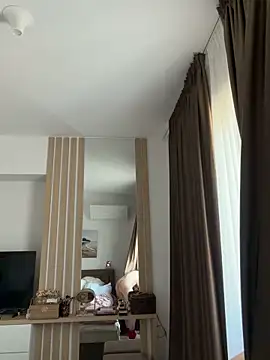 Mia Splash online show from 04.08.26