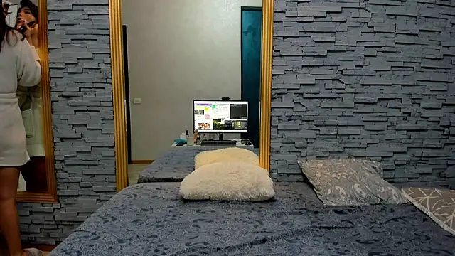 Snapshot of Bella_Posh chatting on 03.18.25 Bella Posh online show from 03.18.25