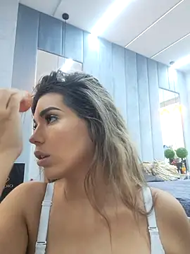 Snapshot of Bella_Posh chatting on 10.06.25 Bella Posh online show from 10.06.25