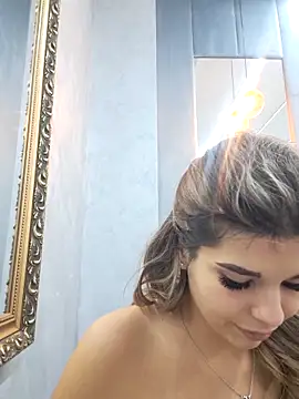 Snapshot of Bella_Posh chatting on 10.17.25 Bella Posh online show from 10.17.25