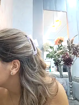 Snapshot of Bella_Posh chatting on 10.18.25 Bella Posh online show from 10.18.25