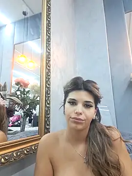 Snapshot of Bella_Posh chatting on 10.19.25 Bella Posh online show from 10.19.25